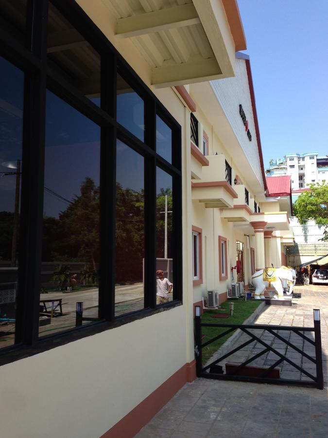 Hotel 9 Mile Янгон Екстериор снимка