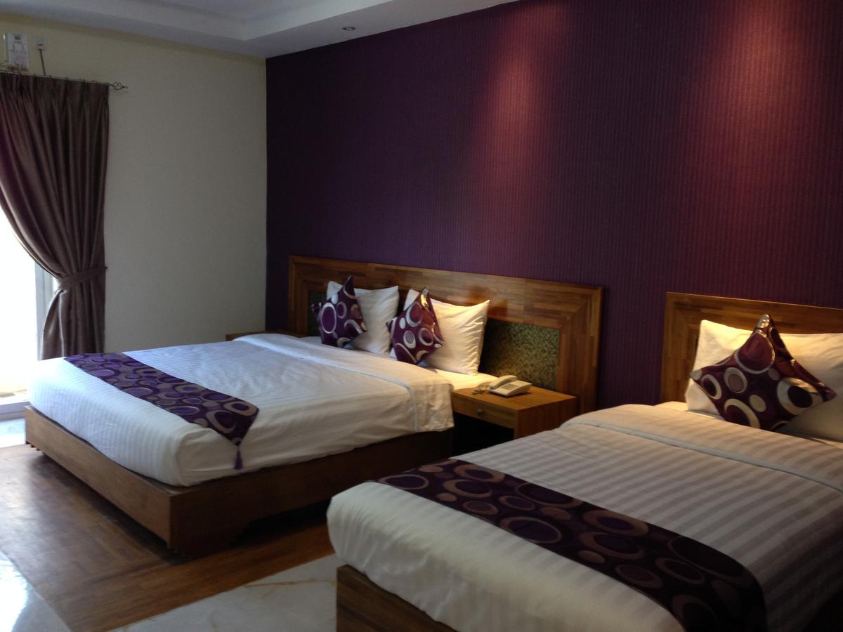 Hotel 9 Mile Янгон Екстериор снимка